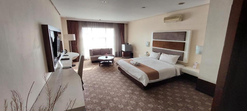 Hotel President Executive Club Cikarang Exterior foto